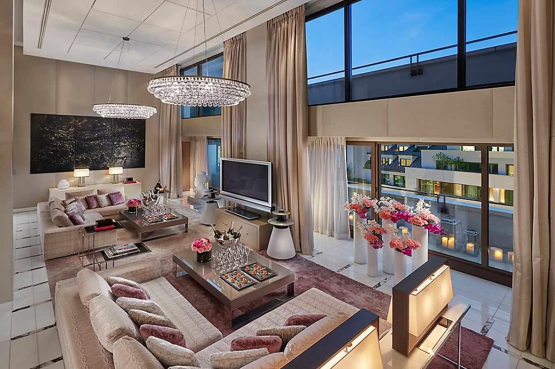 Mandarin Penthouse Suite living room